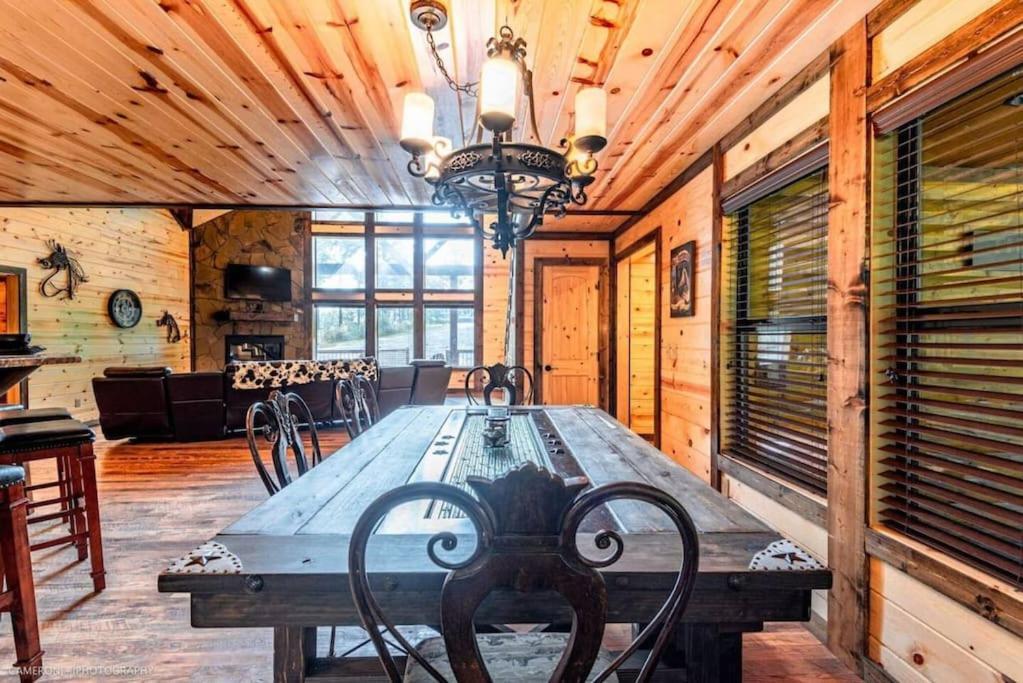 Iron Horse Lodge Sleeps 18, Games, Fire Pit, Hot Tub, Ev, More Broken Bow Kültér fotó