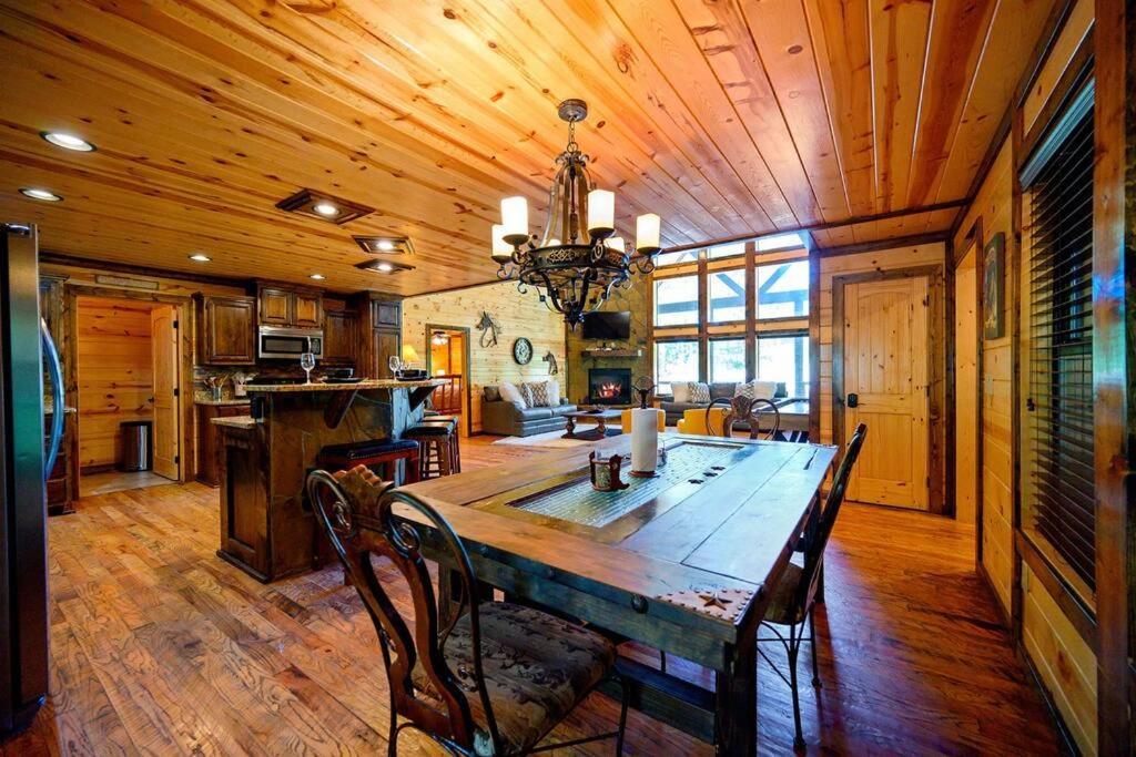 Iron Horse Lodge Sleeps 18, Games, Fire Pit, Hot Tub, Ev, More Broken Bow Kültér fotó